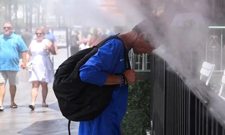 Un hombre se refresca en uno de los puntos que abrió el gobierno. Un hombre se refresca en uno de los puntos que abrió el gobierno.