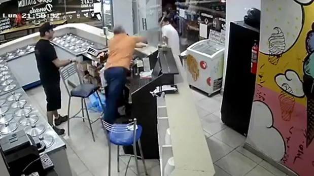 Brutal pelea con palos y sillas en una heladería de Palermo: Todos los días pasa esto