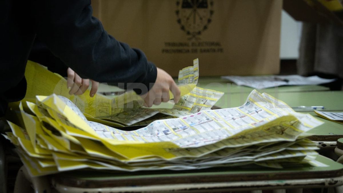 Entre los departamentos Rosario y San Lorenzo, suman en total 3.469 mesas de votación. Entre los departamentos Rosario y San Lorenzo, suman en total 3.469 mesas de votación.