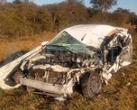 El accidente fue en principio entre dos camiones, pero el acoplado de uno de ellos se desprendió e impactó contra el auto que venía en sentido contrario. El accidente fue en principio entre dos camiones, pero el acoplado de uno de ellos se desprendió e impactó contra el auto que venía en sentido contrario.