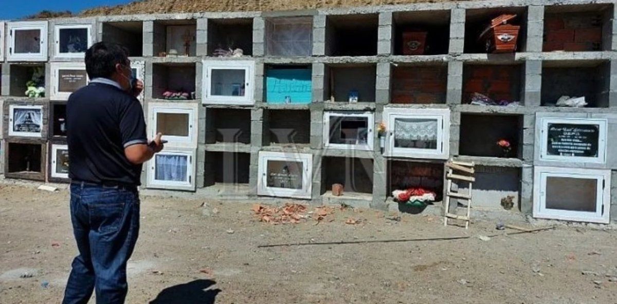 El ataúd abierto. Los dos jóvenes estaban ebrios y querían despedirse de un familia. Foto La Vanguardia del Sur