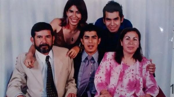 “Mi papá mató a mi mamá y se hace pasar por loco”