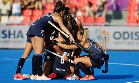 Las Leonas, la Selección Argentina de hockey femenino, venció a Inglaterra por 1-0 en el Estadio Olímpico de Terrassa y se clasificó a las semifinales del XV Mundial de España-Países Bajos. Las Leonas, la Selección Argentina de hockey femenino, venció a Inglaterra por 1-0 en el Estadio Olímpico de Terrassa y se clasificó a las semifinales del XV Mundial de España-Países Bajos.