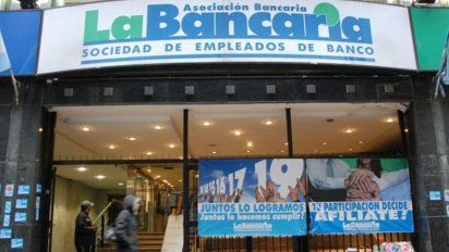Ajuste por inflación para bancarios: por la cláusula gatillo, el sueldo básico superará los $1,3 millones en agosto