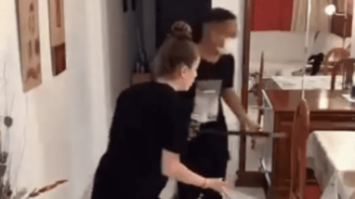 Le hizo creer a su novio que había un fantasma en su casa y su reacción se hizo viral