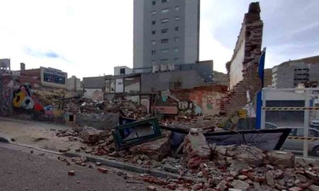 Un fuerte temporal en Comodoro Rivadavia, provocó destrozos en estructuras y caídas de árboles, producto de fuertes ráfagas de viento. Un fuerte temporal en Comodoro Rivadavia, provocó destrozos en estructuras y caídas de árboles, producto de fuertes ráfagas de viento.