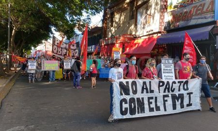 Sectores de izquierda se manifestaron este martes en Santa Fe, contra el acuerdo entre el gobierno nacional y el FMI. Sectores de izquierda se manifestaron este martes en Santa Fe, contra el acuerdo entre el gobierno nacional y el FMI.