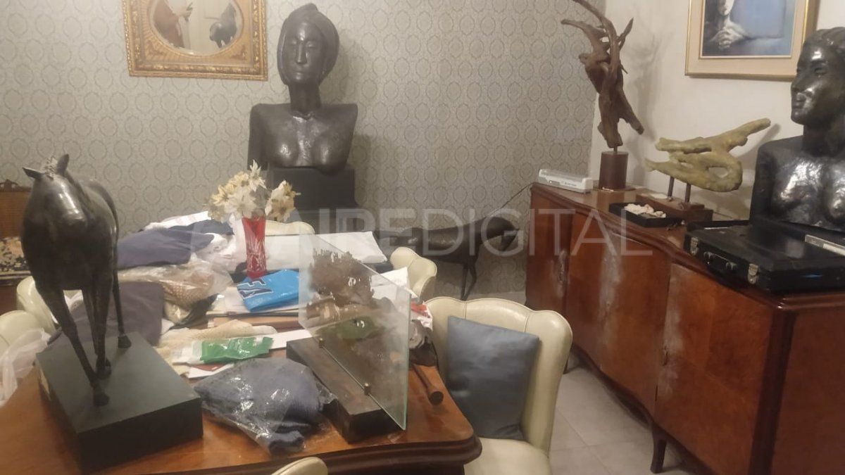 Edgardo no se resistió al robo pero los ladrones desordenaron y rompieron parte del mobiliario hasta que encontraron la suma en dólares