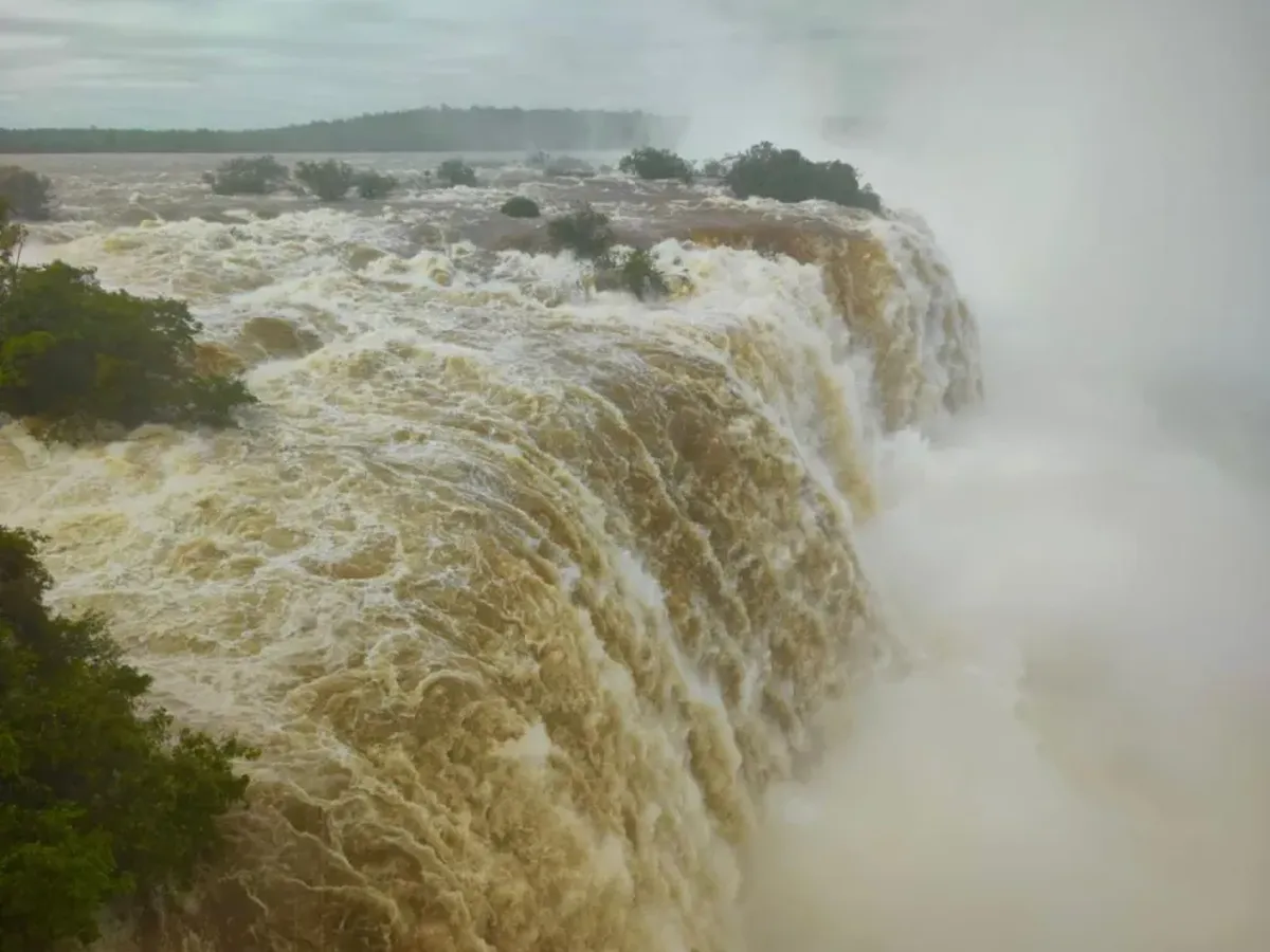 Cerraron las Cataratas del Iguazú por un alerta meteorológico.