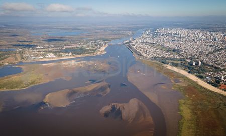 El domingo, el río cayó a su nivel más bajo en medio siglo en el Puerto de Santa Fe (0,45 metros), al superar la bajante del 2020 (0,48 metros en mayo) y quedar muy cerca de los 0,42 metros de 1971. El domingo, el río cayó a su nivel más bajo en medio siglo en el Puerto de Santa Fe (0,45 metros), al superar la bajante del 2020 (0,48 metros en mayo) y quedar muy cerca de los 0,42 metros de 1971.
