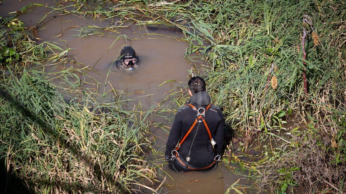 Los buzos de Assa trabajan para liberar la toma de agua de los camalotes que obstruyen el lugar.