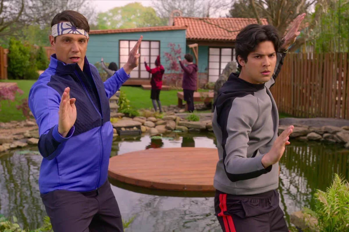 Los dojos Miyagi-Do, de Daniel LaRusso, y Colmillo de &aacute;guila, de Johnny Lawrence, unen fuerzas para enfrentarse a Cobra Kai, que se encuentra otra vez bajo el poder de John Kreese.