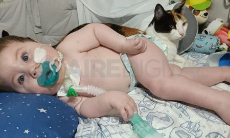 Conrado junto a una de sus mascotas, su gatita Nala. Conrado junto a una de sus mascotas, su gatita Nala.