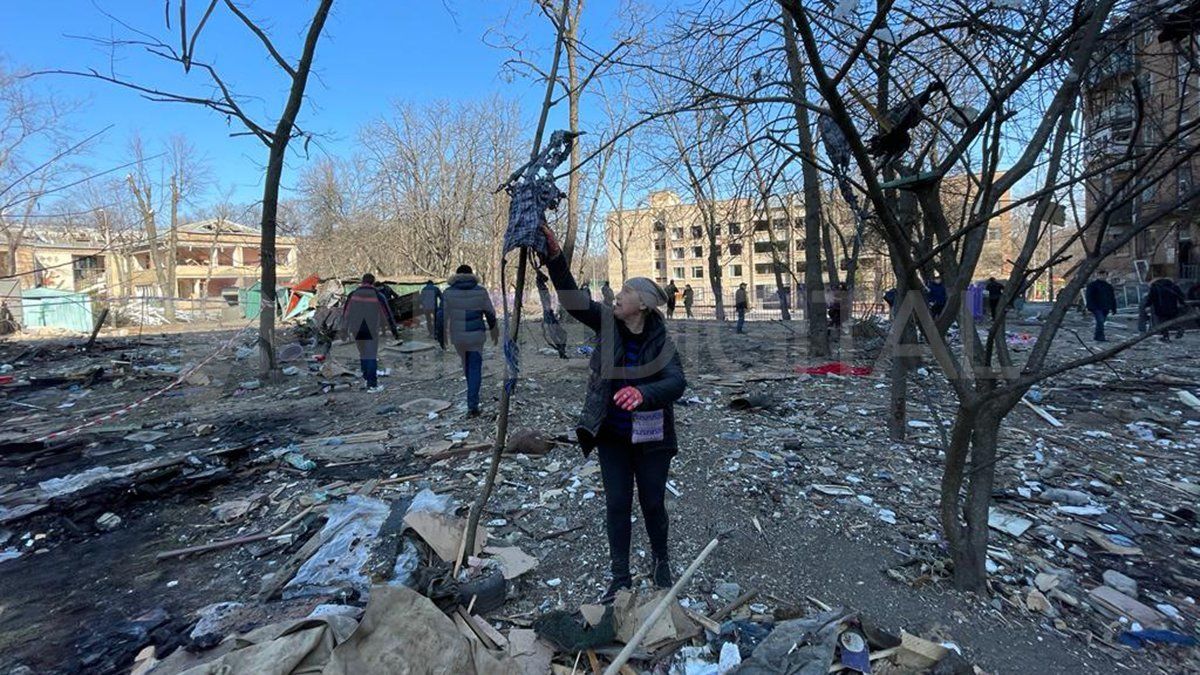 Un misil cayó donde había una pequeña plazoleta para que jueguen los niños de un complejo de edificios modestos en Kiev.