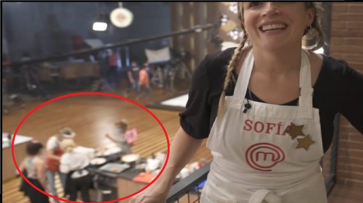 En el video se puede ver como la producción de MasterChef ayuda a Claudia Villafañe a trozar el pato