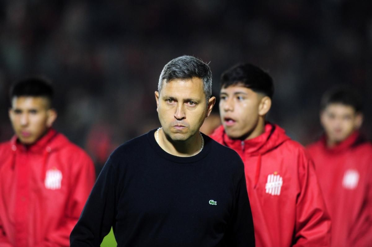 Diego Flores, conocido como "el traductor" de Bielsa, es el DT de San Martín de Tucumán. Diego Flores, conocido como "el traductor" de Bielsa, es el DT de San Martín de Tucumán.