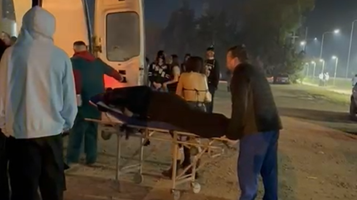 Un cuerpo totalmente cubierto por una manta negra fue trasladado en ambulancia. Esto generó el rumor de una muerte en Teos