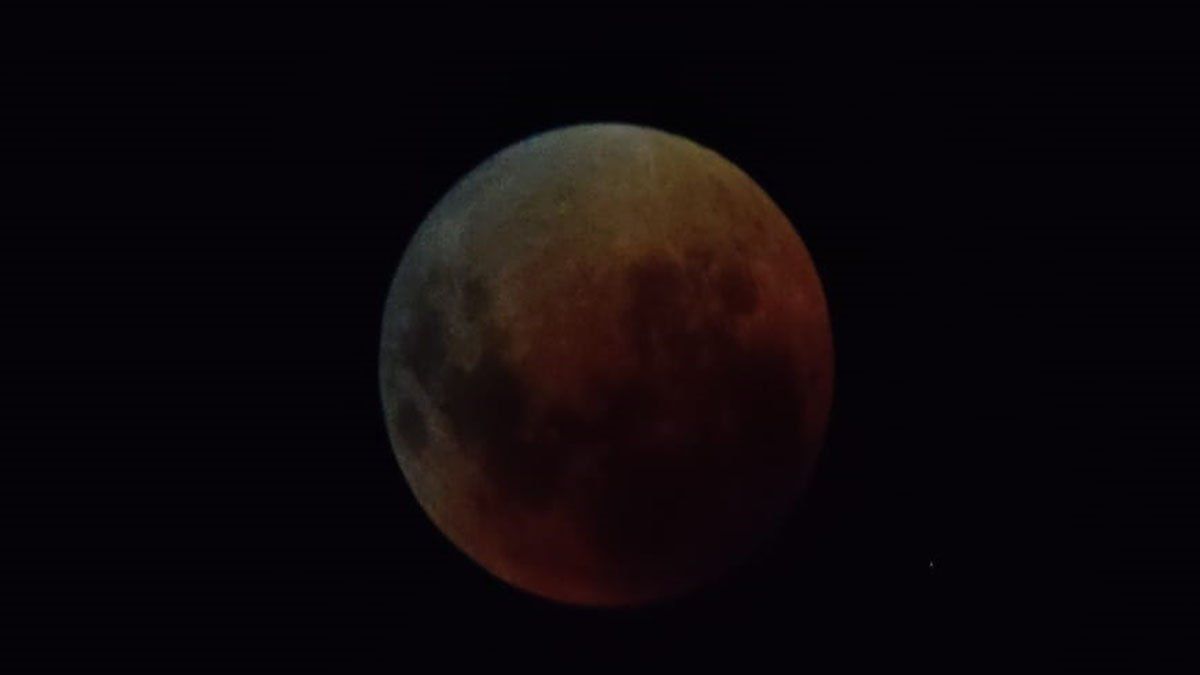 La totalidad del eclipse ocurrió entre las 00:30 del lunes y las 01:54. La Luna se vio rojiza por un efecto de la atmósfera.
