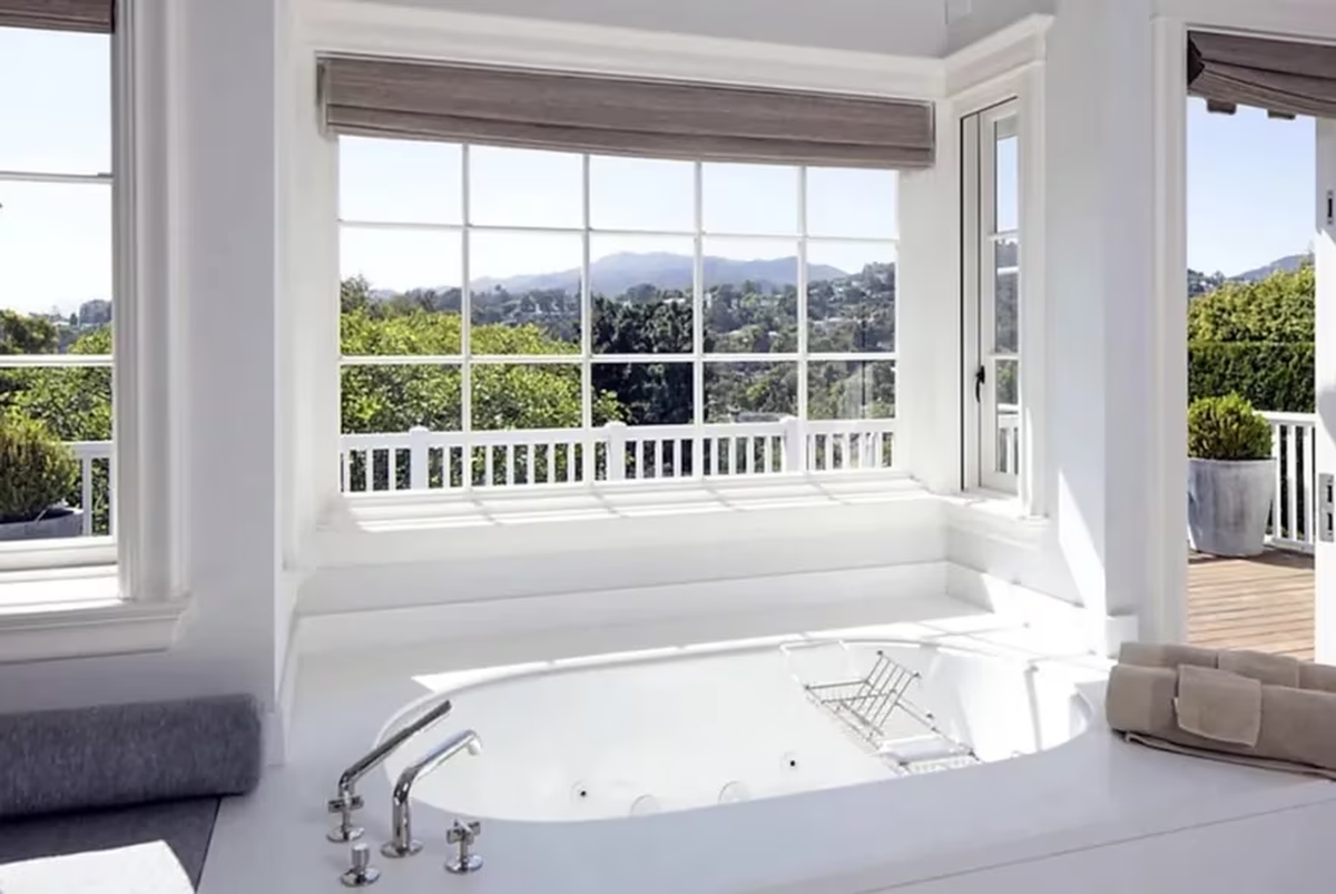 La residencia cuenta también con increíbles vistas al bosque y montañas que rodean el lugar.