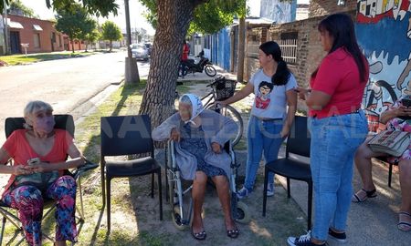 Otilia pasó la tarde rodeada de sus afectos que se acercaron para celebrar junto a ella en la vereda de su casa. Otilia pasó la tarde rodeada de sus afectos que se acercaron para celebrar junto a ella en la vereda de su casa.