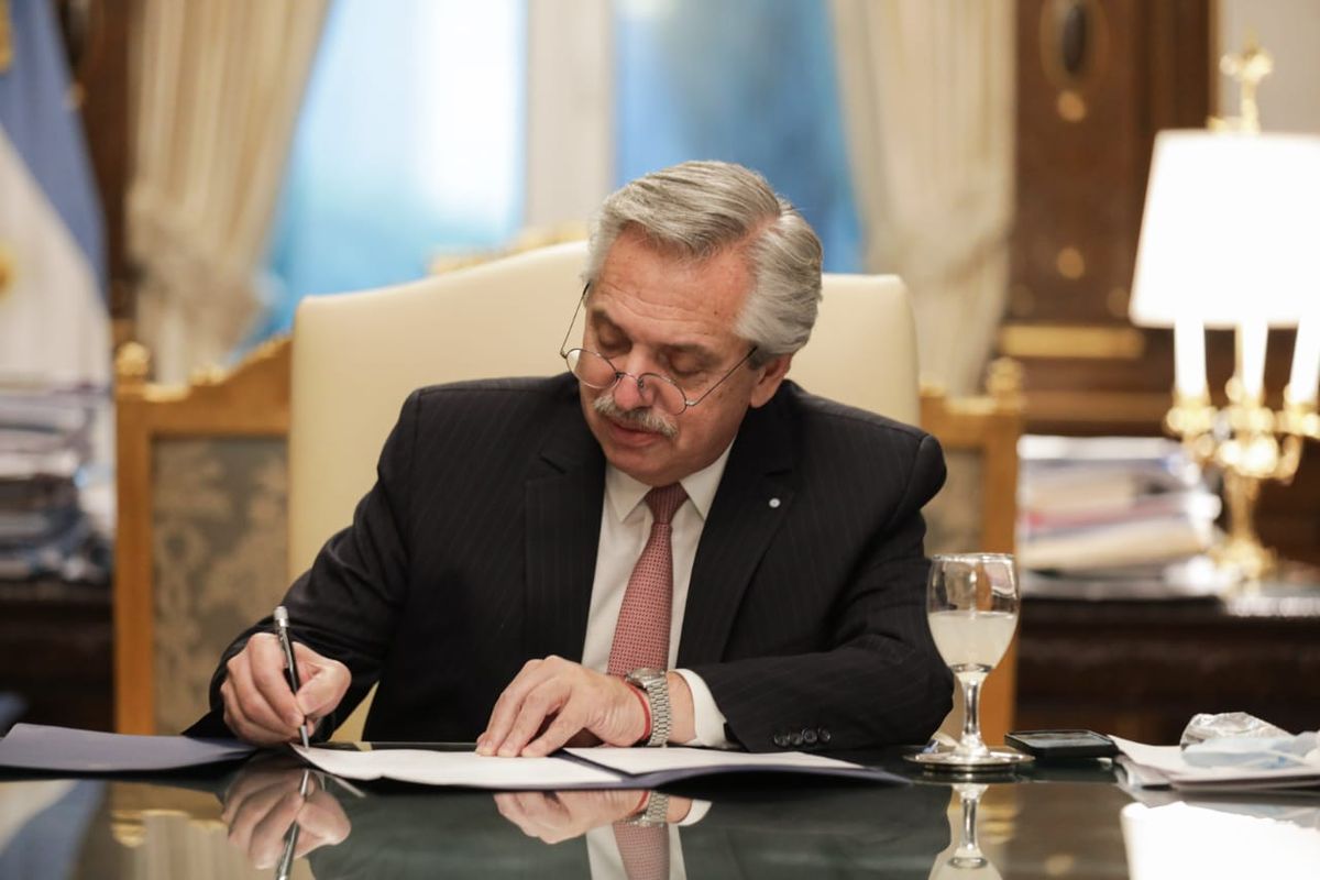 El presidente decretó feriado nacional este viernes.