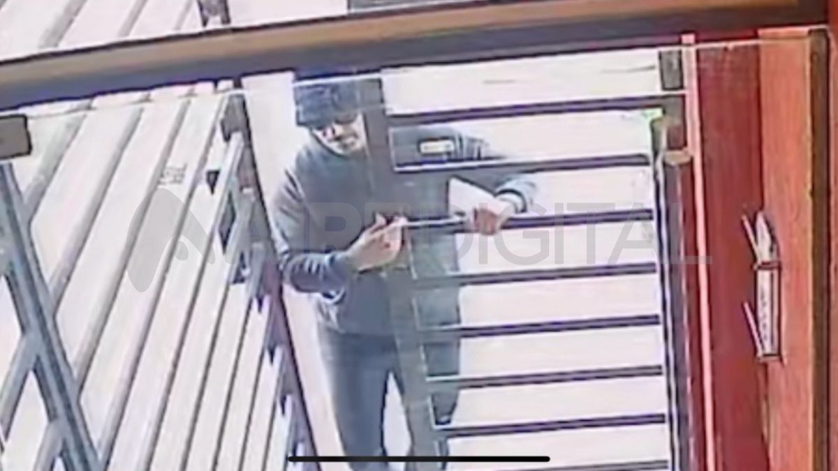 Captura del video donde se ve a Mario A. B. entrando al edificio, el 10 de julio.
