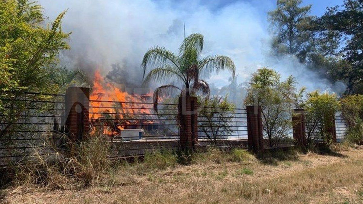 Envuelta en llamas. Así llegó a estar la casa producto del incendio.