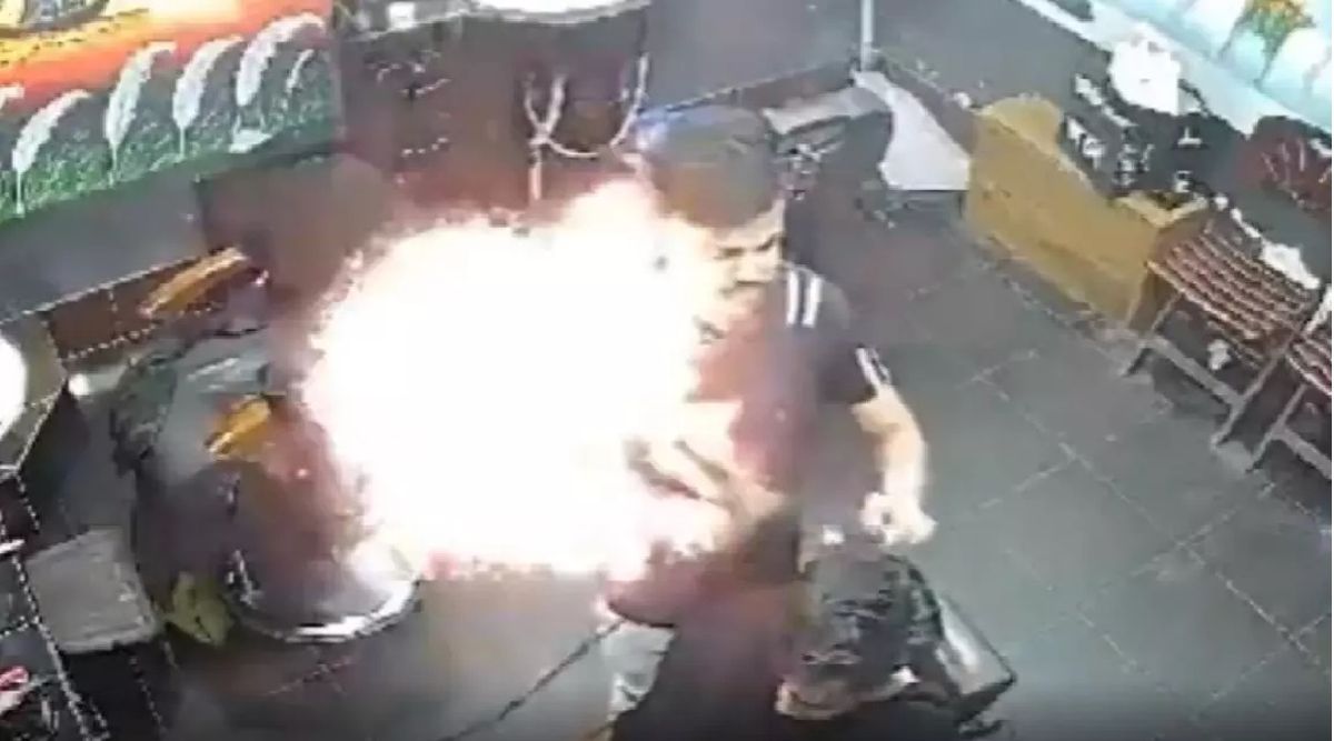 Impresionante video: un peluquero enciende el secador de pelo y su cliente termina prendido fuego&nbsp;