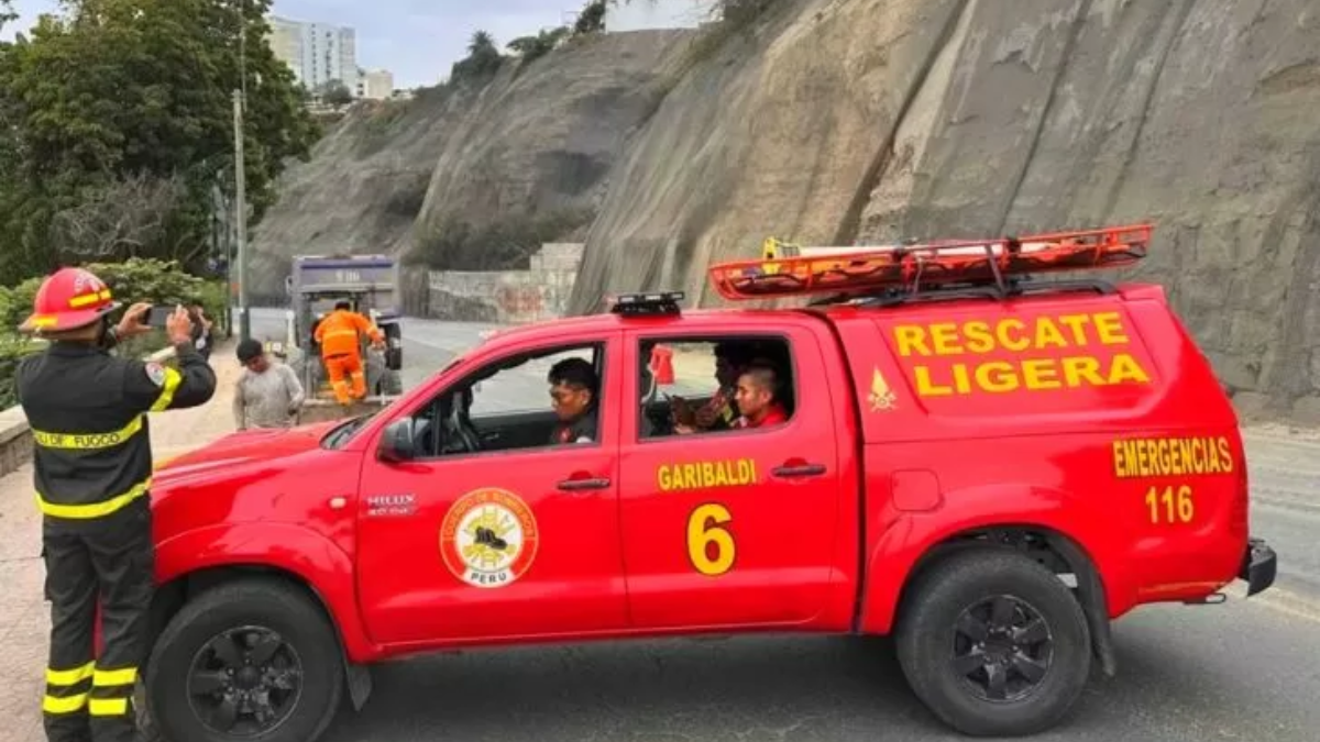 Murió un moto taxista que esperaba a un pasajero y se le cayó encima una estructura. Hubo interrupciones en el servicio eléctrico en algunos distritos.