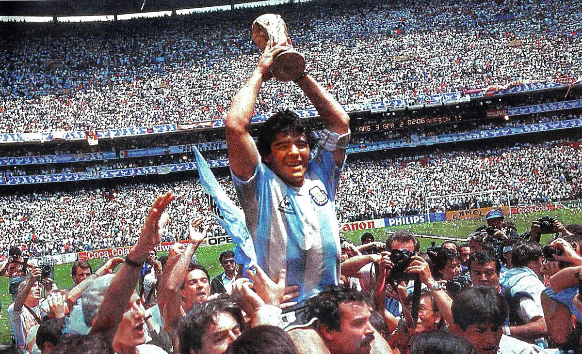 Diego Maradona levantando la copa en el Mundial del 86.