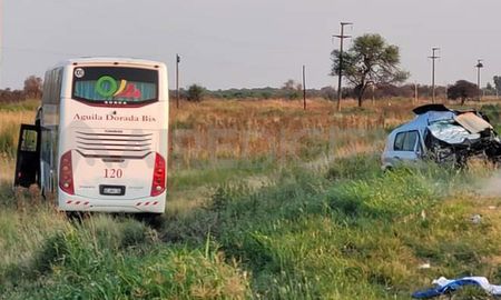Se estima que el Clio perdió el control, se cruzó de carril e impactó contra el micro. Ambos vehículos terminaron en la banquina. Se estima que el Clio perdió el control, se cruzó de carril e impactó contra el micro. Ambos vehículos terminaron en la banquina.