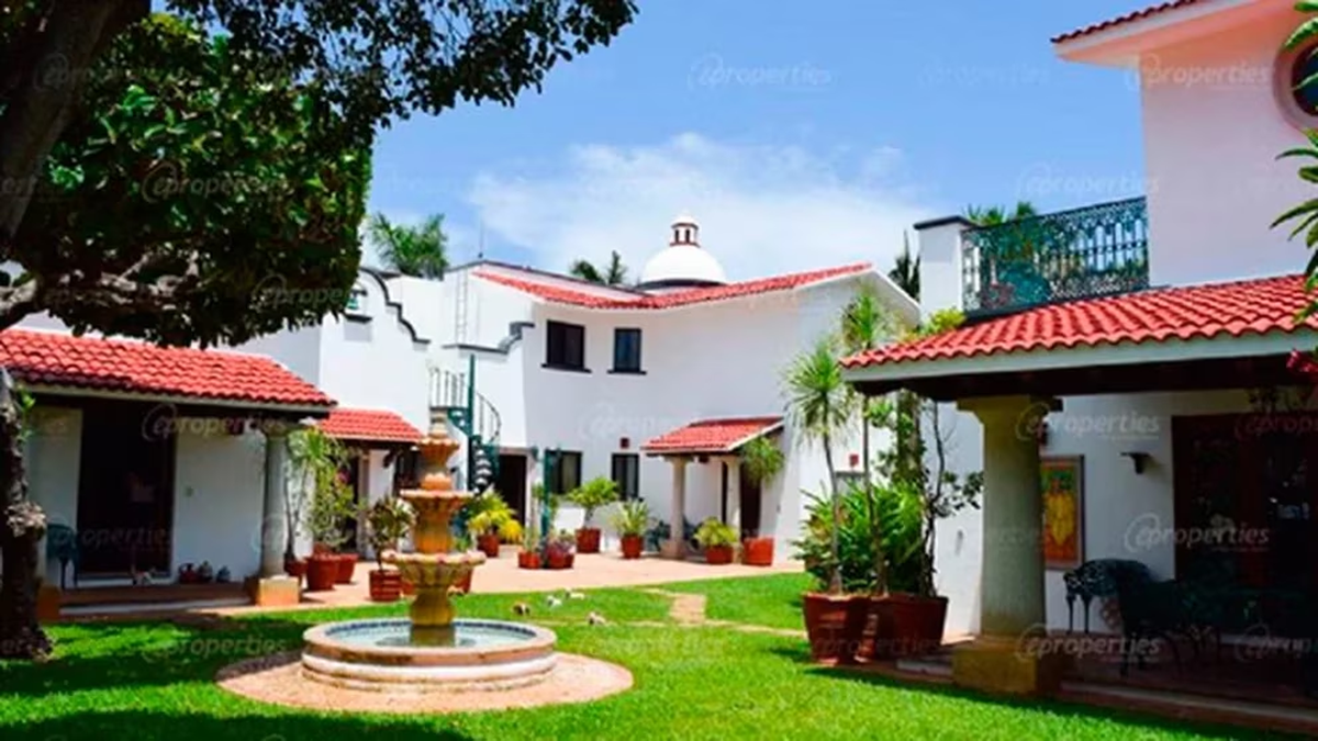 La mansión cuenta con diversas comodidades como un bar, jardines, un gimnasio, un spa, una cancha de tenis y una alberca (Foto: Twitter / @espectaculomun1).