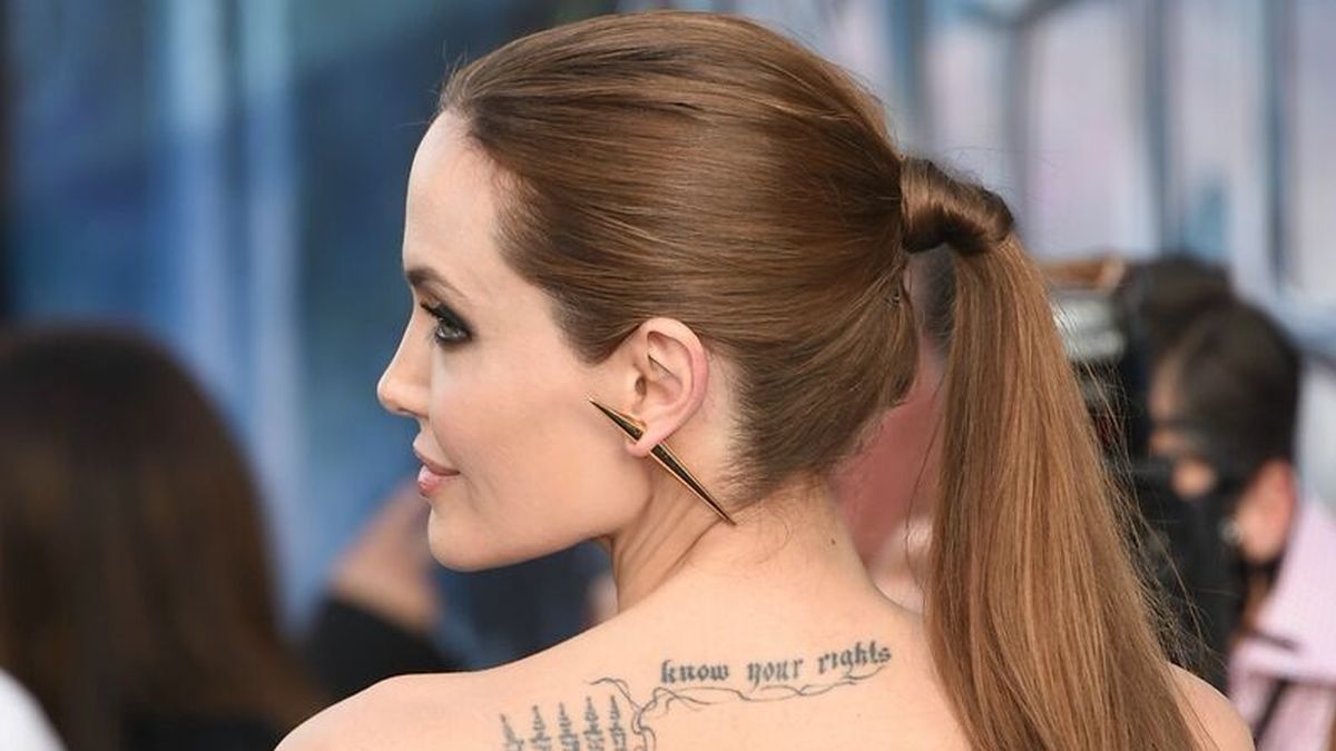 Angelina Jolie mostró su espalda tatuada en un comercial