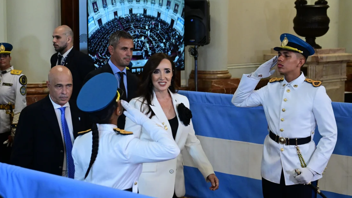 La vicepresidenta llamó la atención en la Asamblea Legislativa con un traje blanco y un distintivo adorno negro. La vicepresidenta llamó la atención en la Asamblea Legislativa con un traje blanco y un distintivo adorno negro.