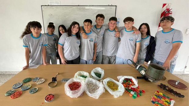 Alumnos de la escuela secundaria 340 de Santo Tomé contaron en AIRE cómo fue el proceso para crear medallas sustentables con plástico reciclado.&nbsp;