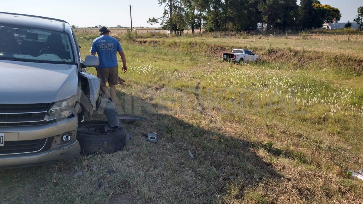El conductor de la 4x4 chocó la parte delantera de una camioneta que estaba parada en el lugar y luego siguió unos metros hasta impactar con un terraplén, a varios metros del asfalto.
