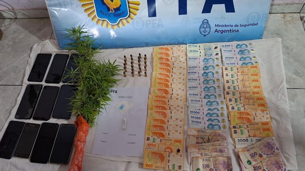 Celular y dinero, parte de los elementos secuestrados en los allanamientos. 