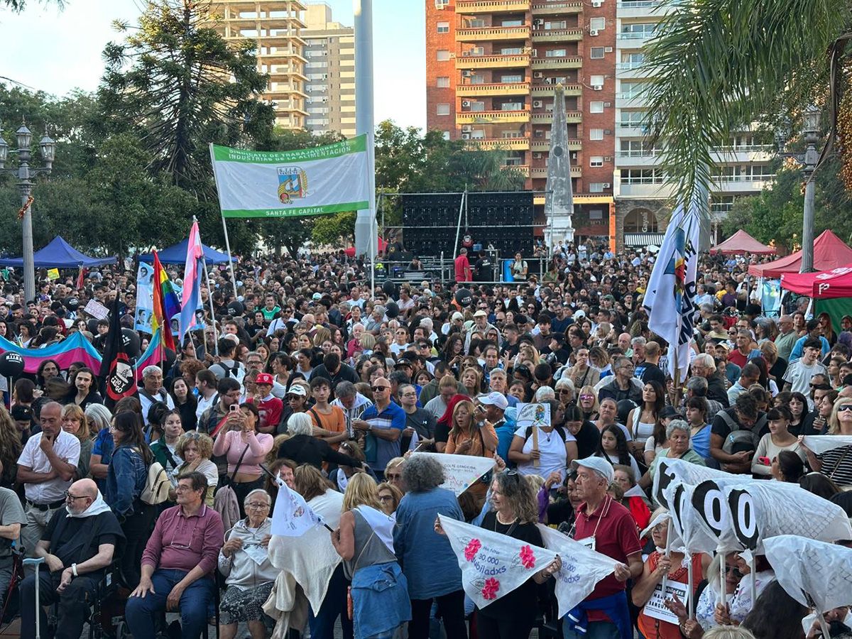 Día Nacional de la Memoria por la Verdad y la Justicia 2/5| El acto central se realizó en Plaza de Mayo, frente a la Casa de Gobierno de Santa Fe. Día Nacional de la Memoria por la Verdad y la Justicia 2/5| El acto central se realizó en Plaza de Mayo, frente a la Casa de Gobierno de Santa Fe.
