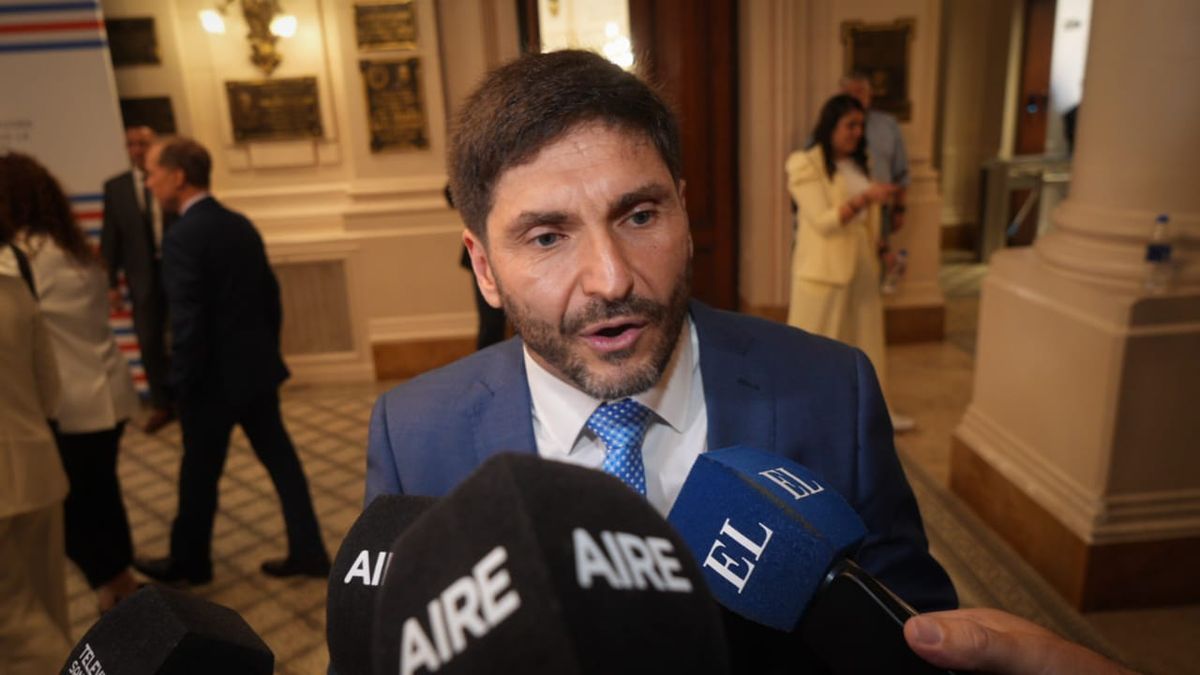 El convencional reformador y gobernador de Santa Fe, Maximiliano Pullaro, antes de ingresar al acto de jura. El convencional reformador y gobernador de Santa Fe, Maximiliano Pullaro, antes de ingresar al acto de jura. 