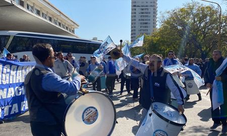 La UTA irá a elecciones y el santafesino Osvaldo Agrafogo buscará formar parte de la lista opositora. La UTA irá a elecciones y el santafesino Osvaldo Agrafogo buscará formar parte de la lista opositora.