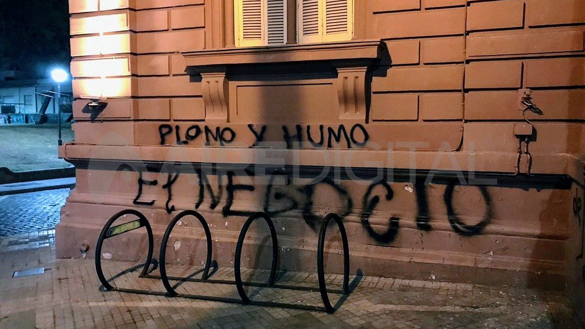 Aparecieron más pintadas con la frase