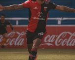 El mal momento que le tocó vivir a un jugador de Colón tras el entrenamiento en el estadio El mal momento que le tocó vivir a un jugador de Colón tras el entrenamiento en el estadio