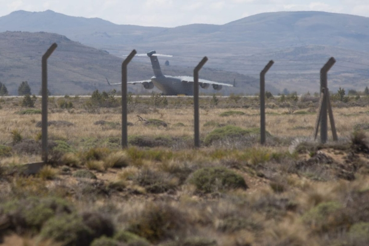 Se pudo averiguar que la aeronave transportó los módulos de una estación satelital que se instalará en una de las estancias de propiedad de la familia real emiratí en la zona cordillerana de Río Negro.