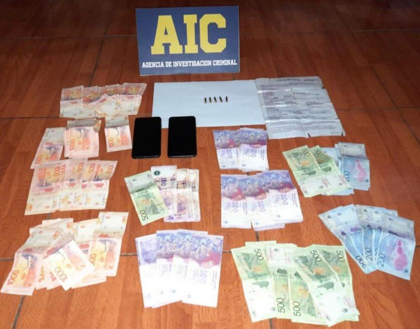Dentro de los elementos secuestrados en el procedimiento, persona de la AIC incautó $50.000 en efectivo, teléfonos y documentación.
