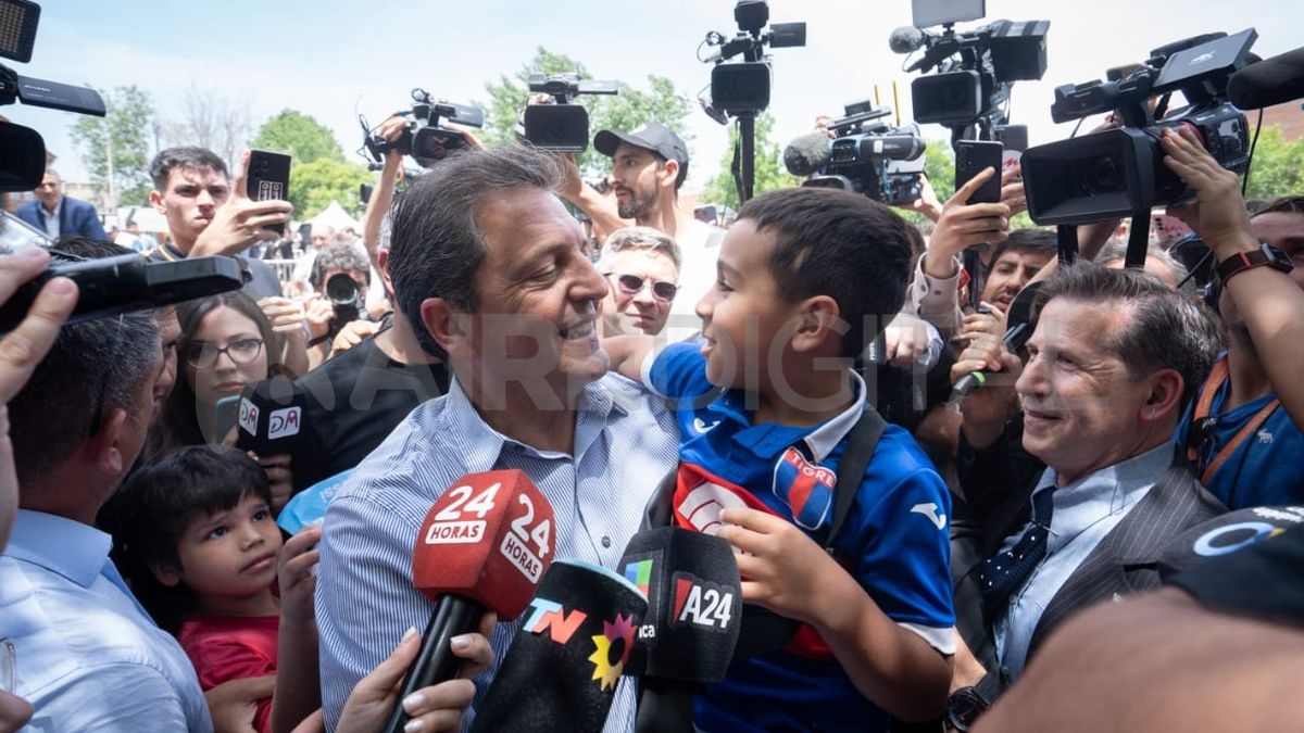 Sergio Massa arribó al local de votación en medio de una enorme euforia militante. Sergio Massa arribó al local de votación en medio de una enorme euforia militante.