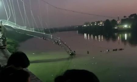 Las autoridades dijeron que cerca de 500 personas se encontraban en el puente celebrando un festival, cuando los cables que sujetaban la estructura cedieron. Las autoridades dijeron que cerca de 500 personas se encontraban en el puente celebrando un festival, cuando los cables que sujetaban la estructura cedieron.