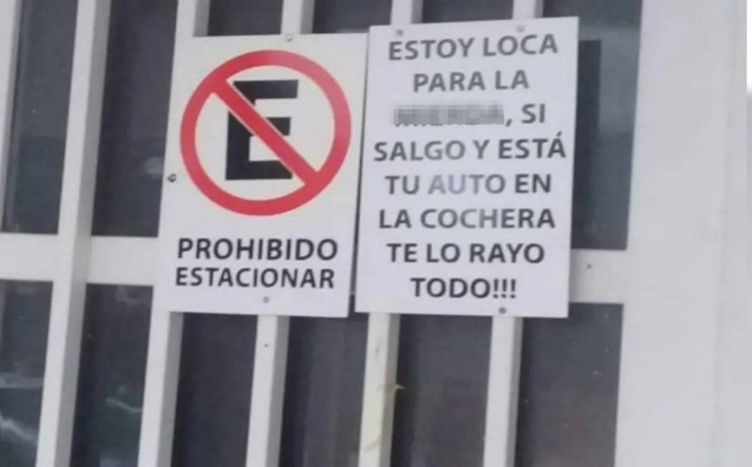 El cartel se volvió furor en las redes sociales.