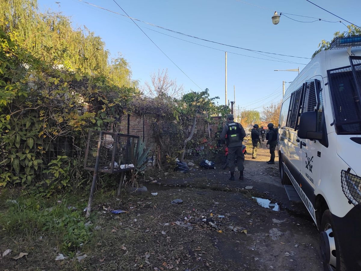 Gendarmería dio cumplimiento a un requerimiento judicial que ordenó allanamientos en 24 domicilios en la ciudad de Santa Fe.