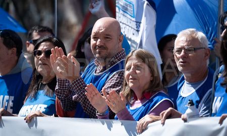 Amsafé y Sadop realizan un paro de actividades contra la reforma jubilatoria en Santa Fe. Amsafé y Sadop realizan un paro de actividades contra la reforma jubilatoria en Santa Fe.