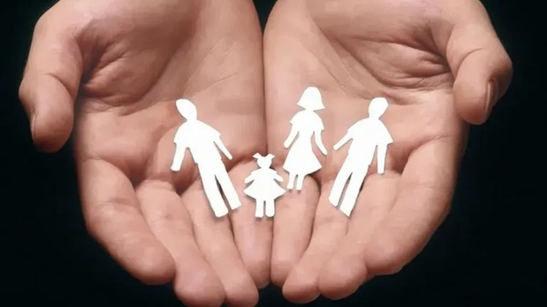 En contra del Código Civil, una jueza de Rosario priorizó el amor y permitió a una niña tener dos padres y una madre